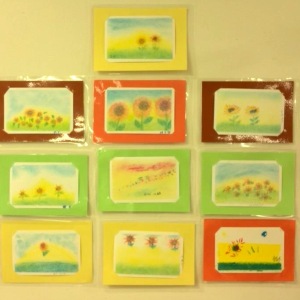 パステルアートで描いたひまわり。10人で描いた作品をまとめて集合写真に。