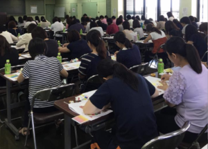 3色パステルアートの企業研修の様子です